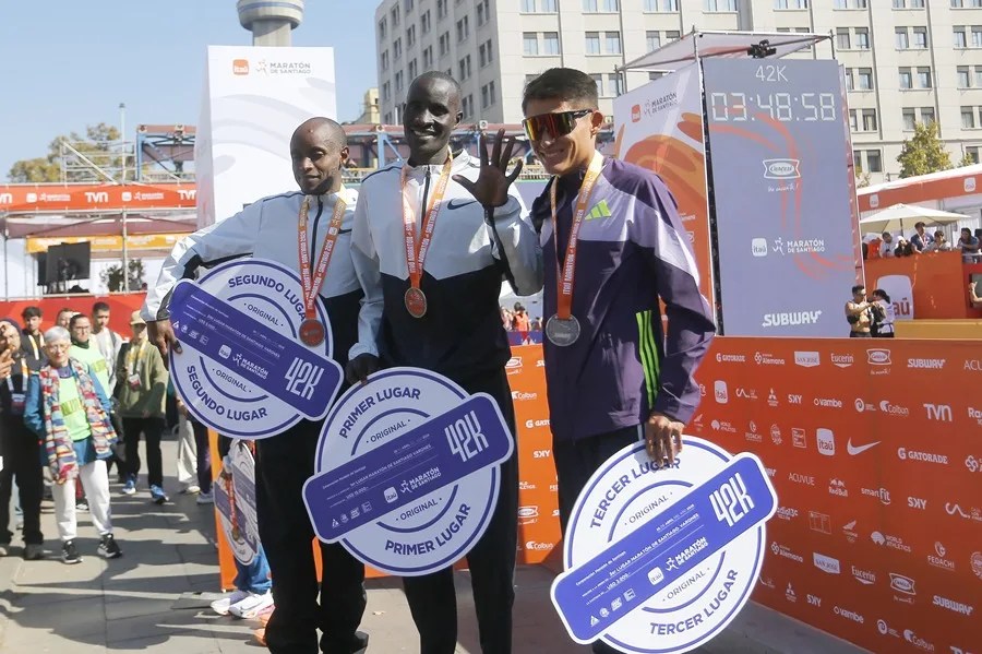 El keniano Cornelius Chepkok y la etíope Tigst Belew conquistan el maratón de Santiago