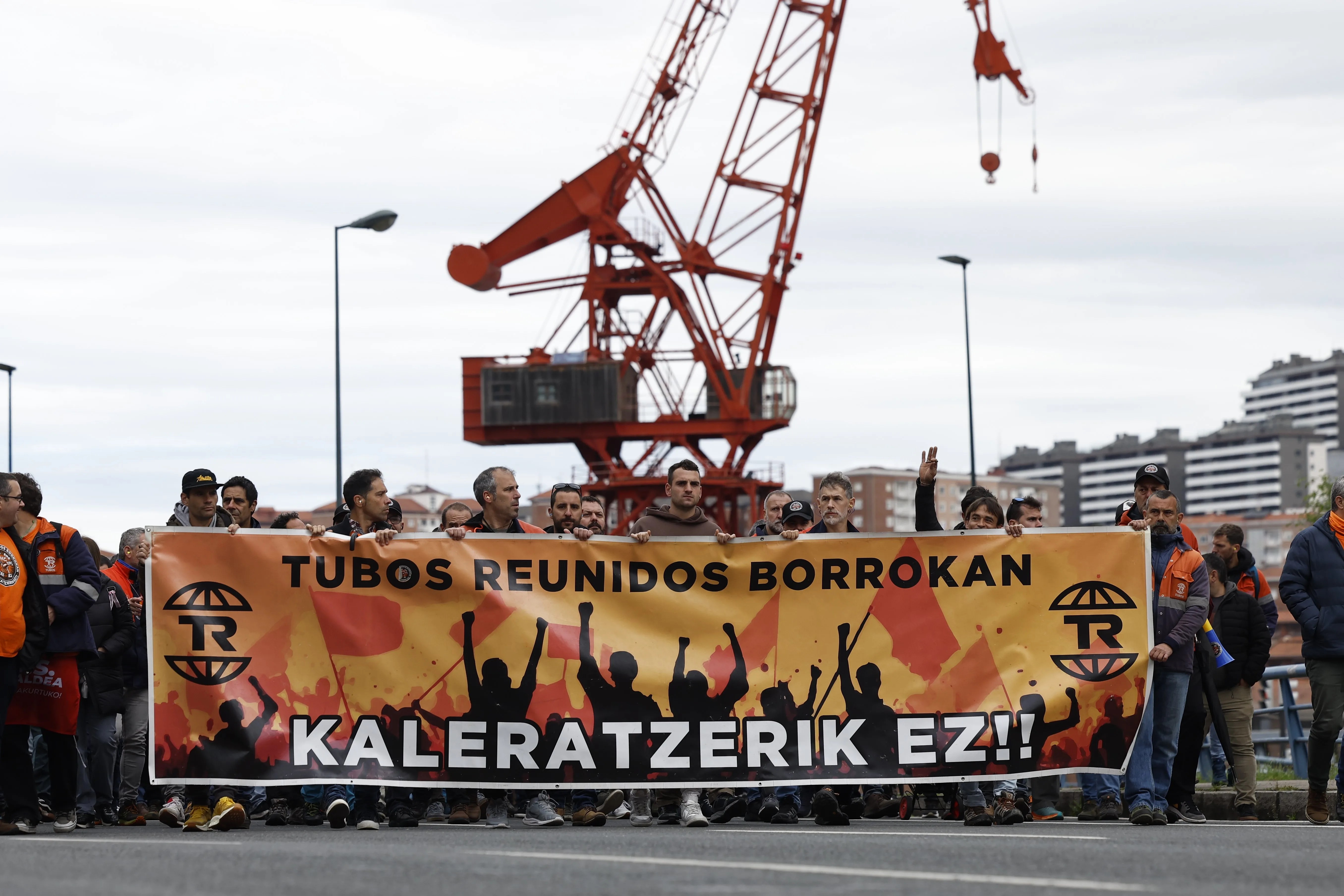 BILBAO, 14/04/2026.- Numerosos trabajadores de Tubos Reunidos se han manifestado este martes en Bilbao contra el Expediente de Regulación de Empleo (ERE) que afecta a 285 trabajadores de sus plantas en Amurrio (Álava) y Trapagaran (Bizkaia). EFE/ Miguel Toña