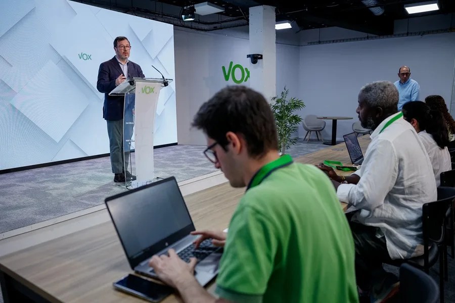 El portavoz de Vox, José Antonio Fuster durante la rueda de prensa ofrecida tras la reunión semanal del Comité de Acción Política (CAP) del partido