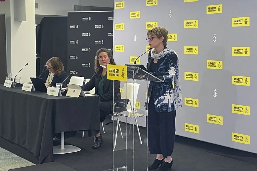 La secretaria general de AI, la francesa Agnès Callamard (d).