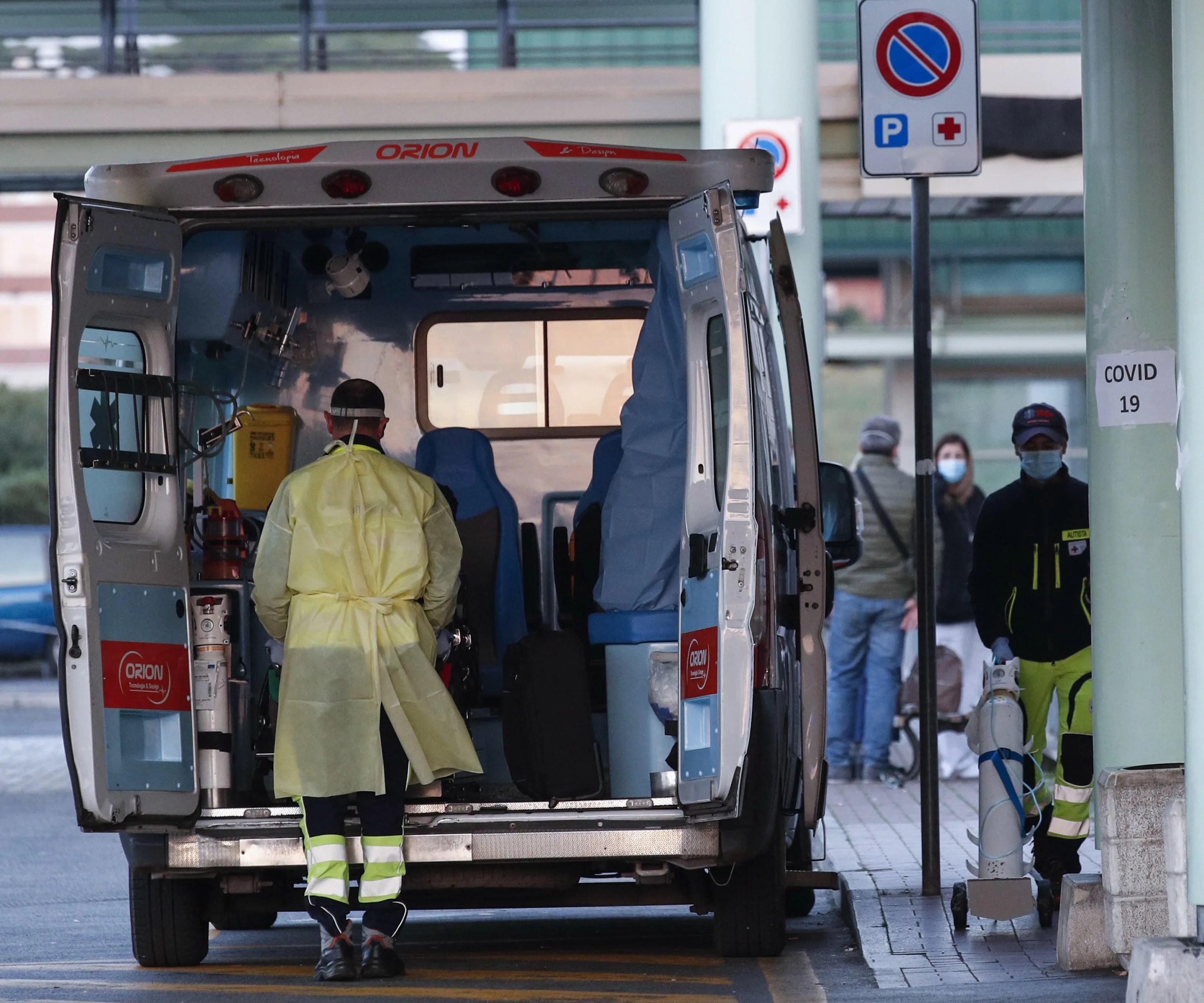 Imagen de archivo de una ambulancia llegando a la puerta de un hospital.