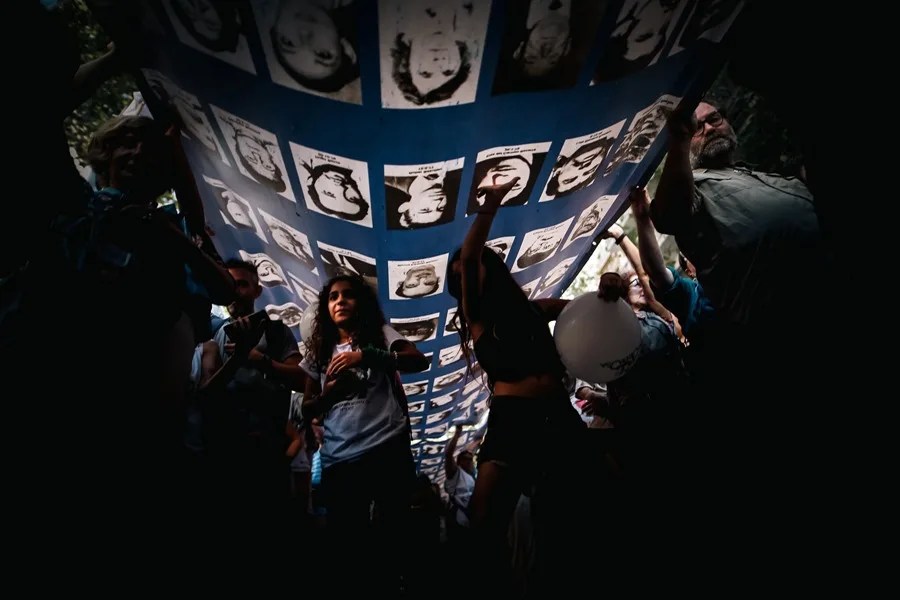 Manifestantes marchan con motivo del Día de la Memoria en Buenos Aires (Argentina)