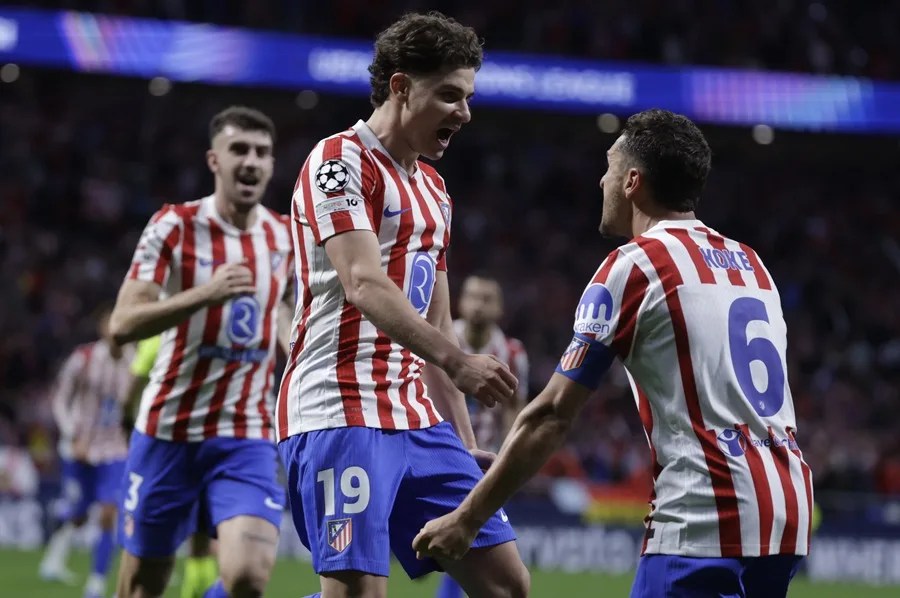 El delantero del Atlético de Madrid Julián Álvarez (c) celebra tras marcar el 1-1 durante el encuentro