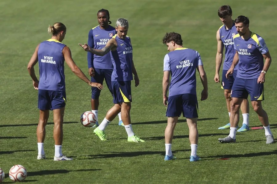 Marcos Lorente, Ademola Lookman, Antoine Griezmann, Julián Alvarez, Robin Le Normand y Clément Lenglet, durante un entrenamiento
