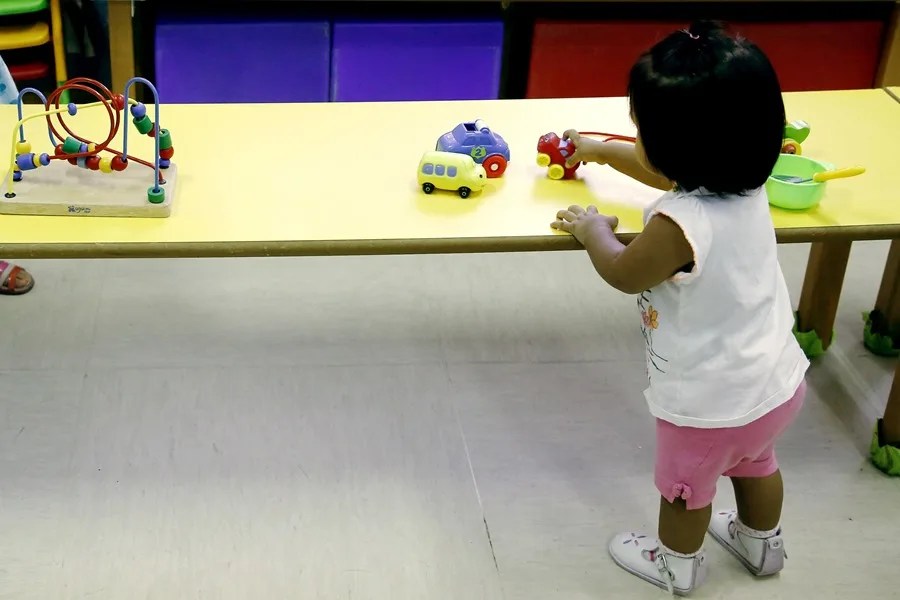 Una niña juega en su aula de una Escuela de Eduación Infantil
