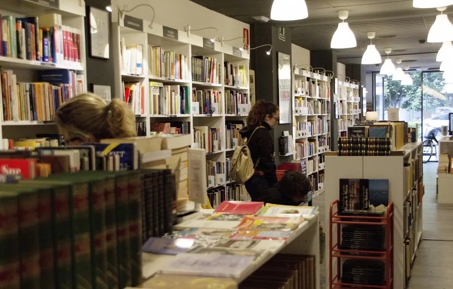 Varios clientes en una librería
