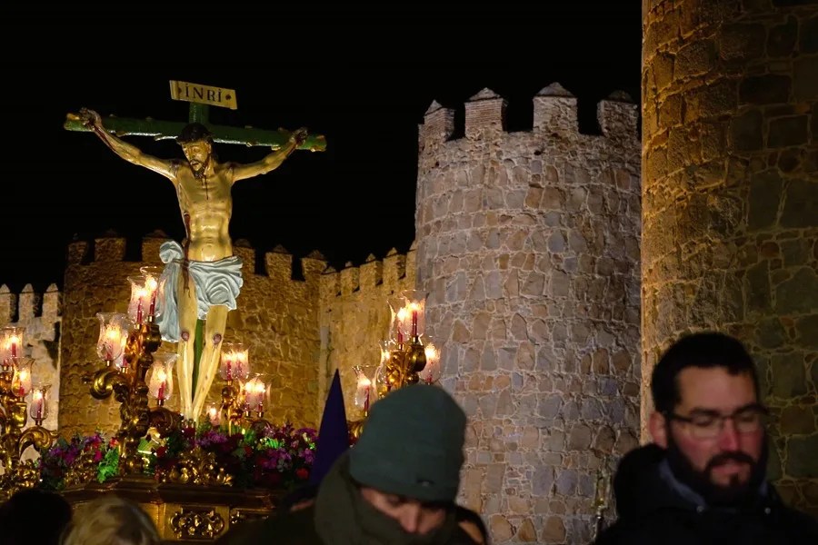 La Semana Santa de Ávila vive uno de sus momentos culminantes con la Vía Crucis de Penitencia