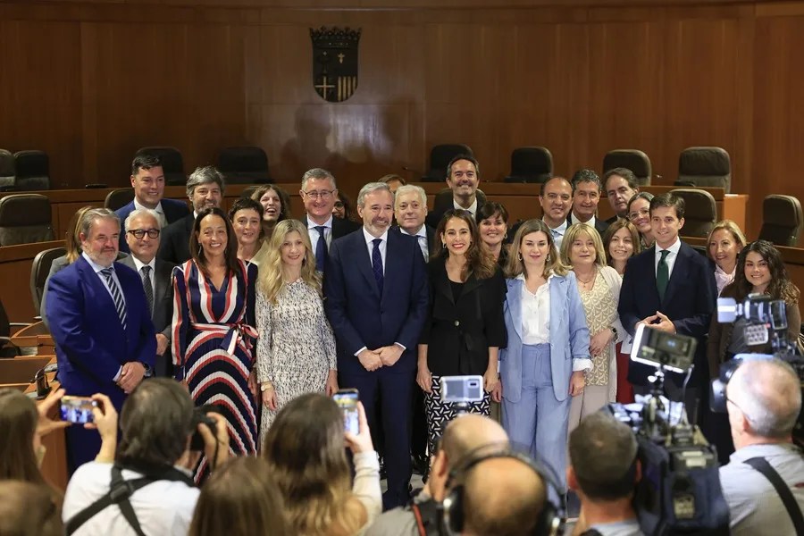 El presidente del PP de Aragón, Jorge Azcón posa tras ser reelegido presidente de Aragón