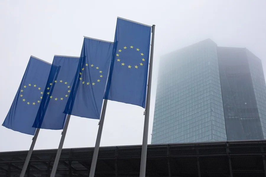 Banderas de la UE ondean frente al edificio de oficinas del Banco Central Europeo (BCE) en Fráncfort
