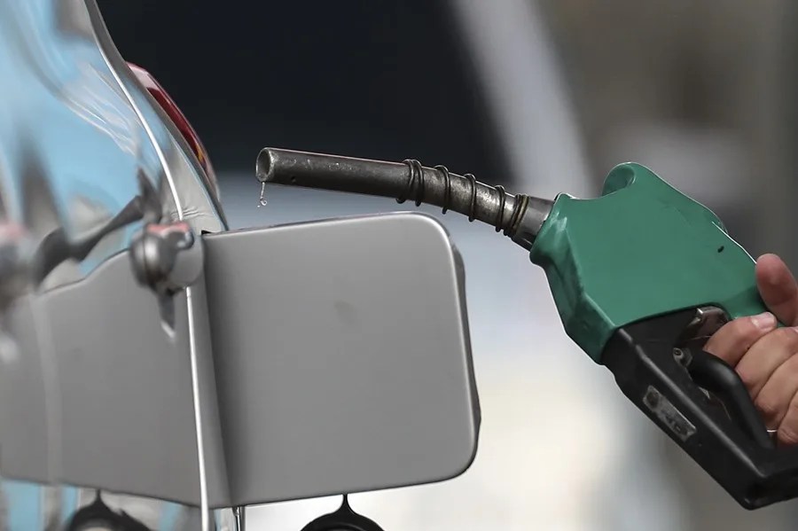 Un hombre abastece hoy en una gasolinera en Sao Paulo (Brasil)