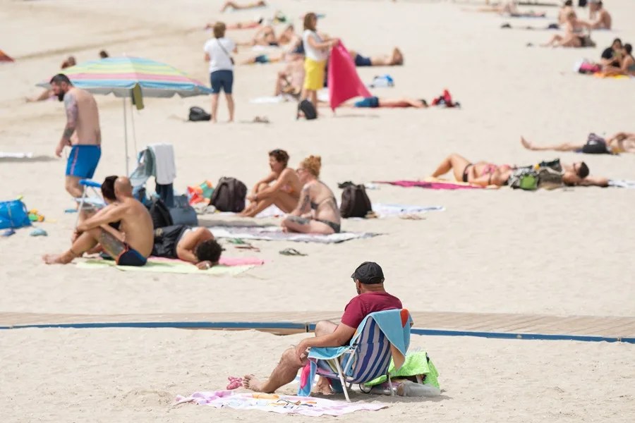 Los bañistas se refugian del calor en Playa Chica este domingo en Puerto del Rosario
