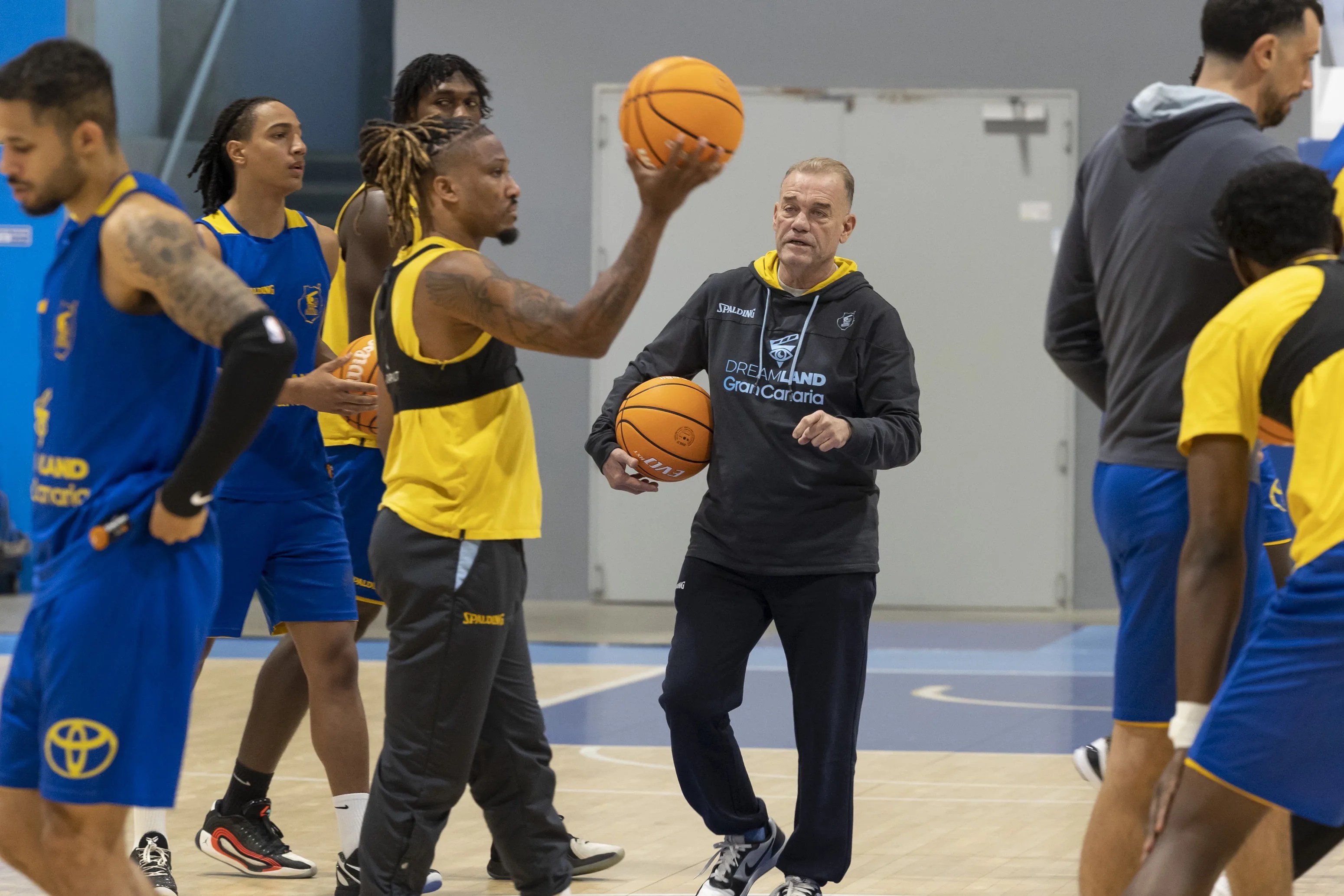 El nuevo técnico del Dreamland Gran Canaria, Néstor "Che" García, durante un entrenamiento con el equipo. EFE/ Quique Curbelo