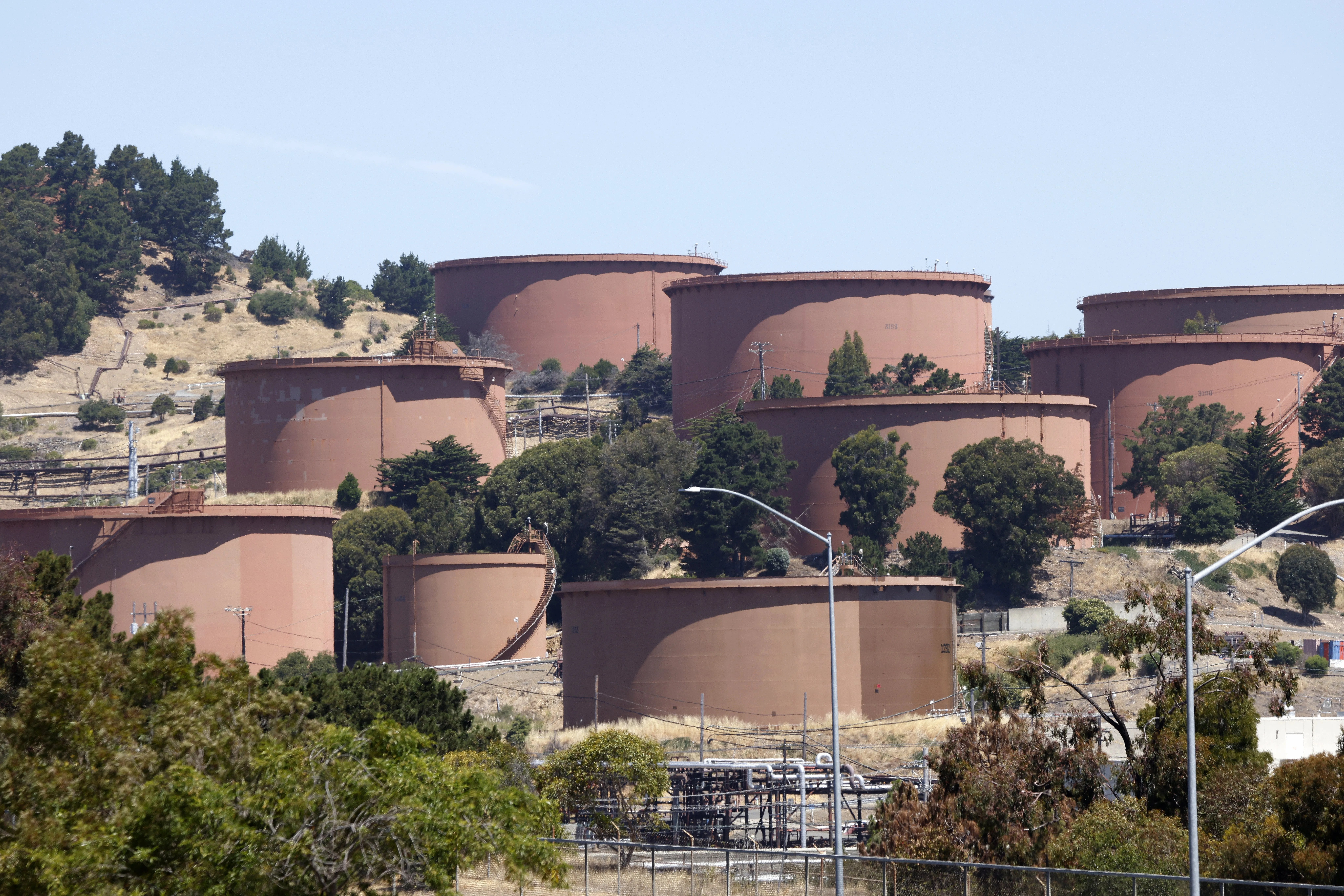 Una vista de la refinería de petróleo Chevron en Richmond, California