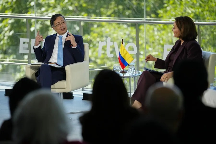 El presidente colombiano Gustavo Petro (izquierda) durante una entrevista con la periodista Pepa Bueno (derecha) para el programa 'Desayuno con RTVE y la Agencia de Noticias EFE',
