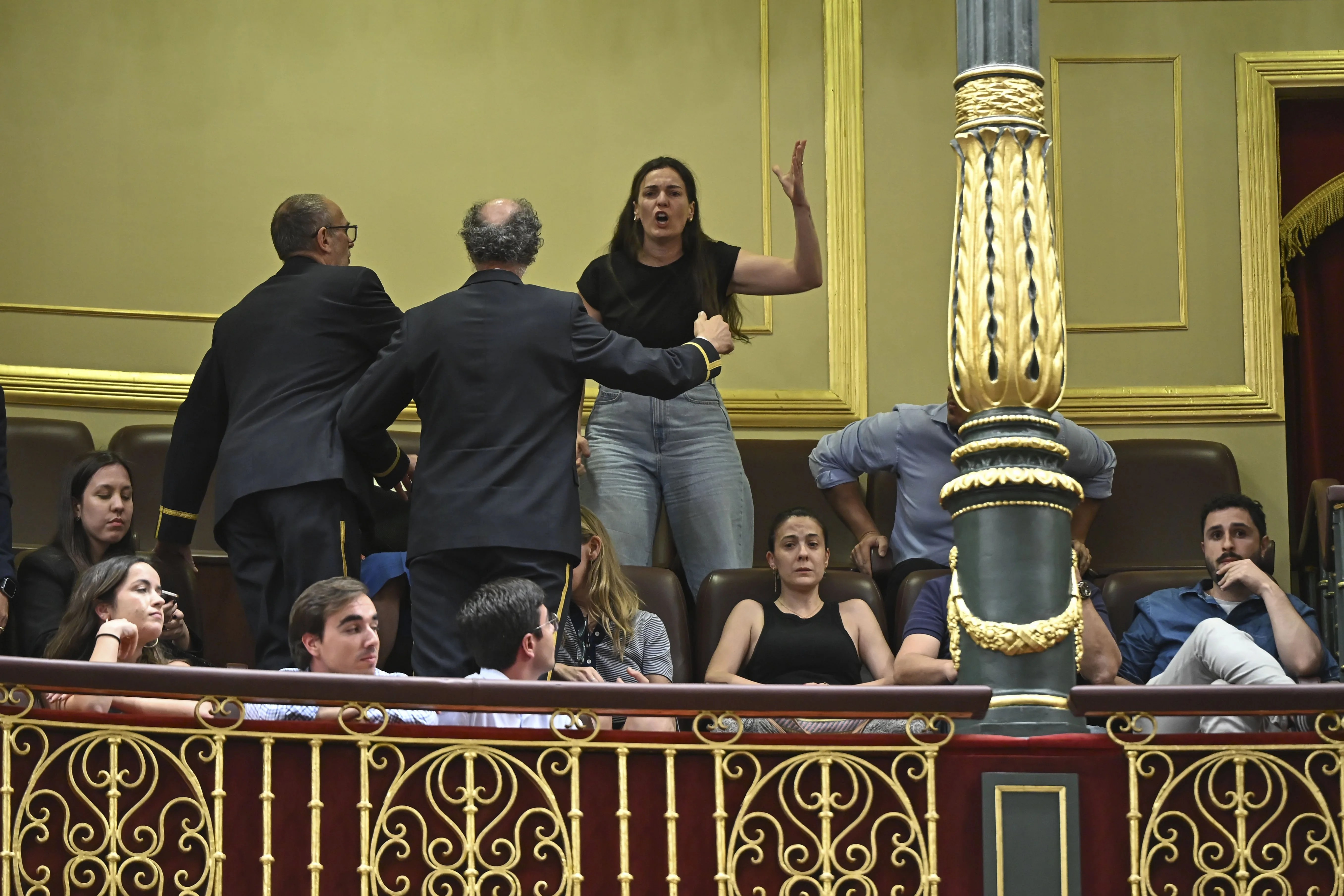 Protestas en las gradas de Congreso de los Diputados después de que el pleno haya derogado el decreto ley que permitía prorrogar dos años los contratos de alquiler.
