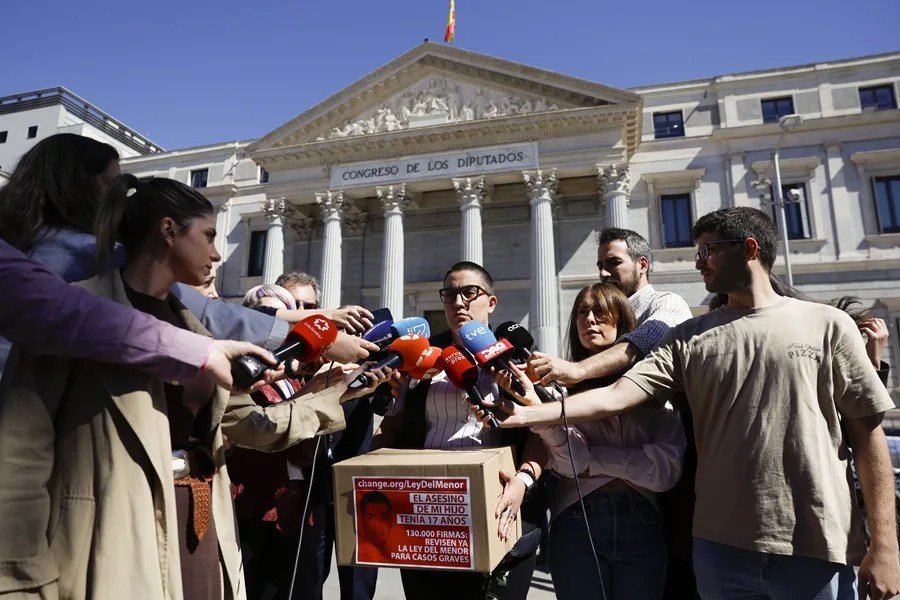 Los periodistas preguntan a Silvia Guerrero, quien forma parte de una de las cinco familias cuyos hijos han sido presuntamente asesinados por menores de edad.