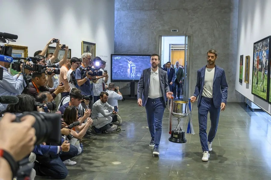 El trofeo de la Copa del Rey llega al Palacio de San Telmo