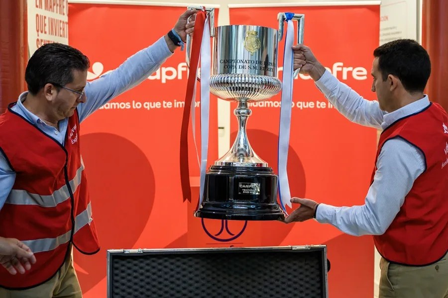 El trofeo de la Copa del Rey Mapfre ha llegado este martes a la sede de la aseguradora MAPFRE en La Cartuja.