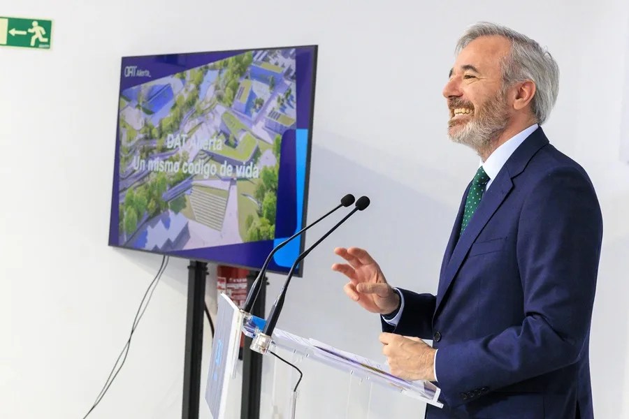 El presidente de Aragón en funciones, Jorge Azcón, interviene tras la firma entre el Ayuntamiento y el Gobierno aragonés del convenio de colaboración para impulsar el DAT Alierta.