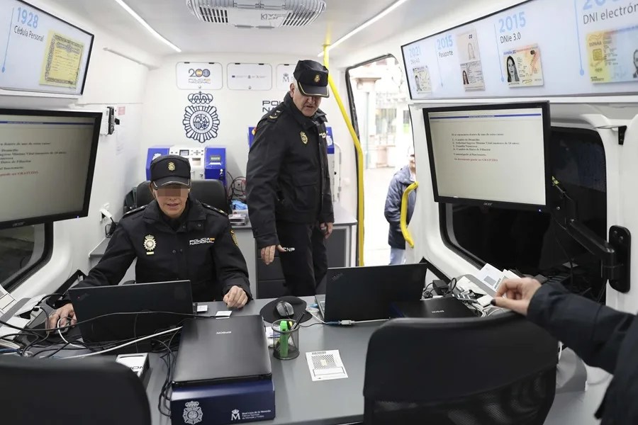 Policías nacionales expidiendo el nuevo DNI digital en el teléfono móvil.