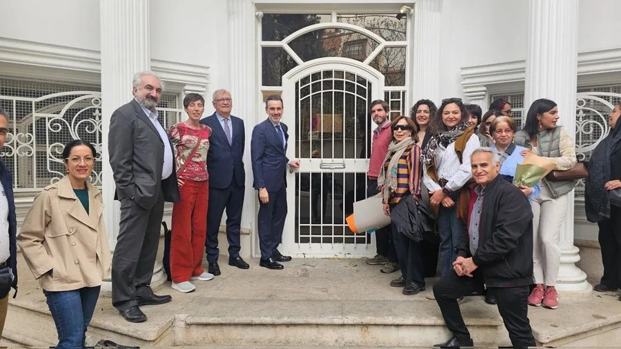 Fotografía que muestra al embajador Antonio Sánchez-Benedito Gaspar, junto al equipo diplomático y personal local, en el momento de la reapertura de la sede.