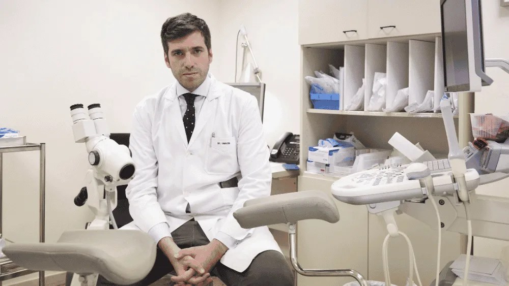 Imagen del médico especialista en ginecología y obstetricia de la Clínica Universidad de Navarra (CUN) Enrique Chacón.