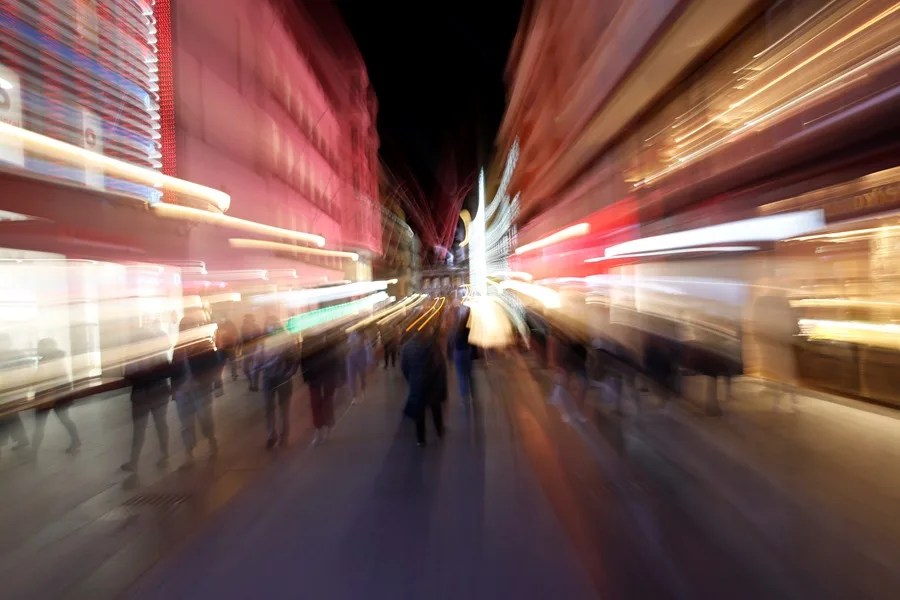 Varias personas pasean por la calle Preciados de Madrid,
