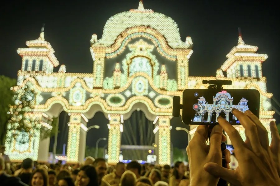 La Feria de Abril de Sevilla ha arrancado esta medianoche
