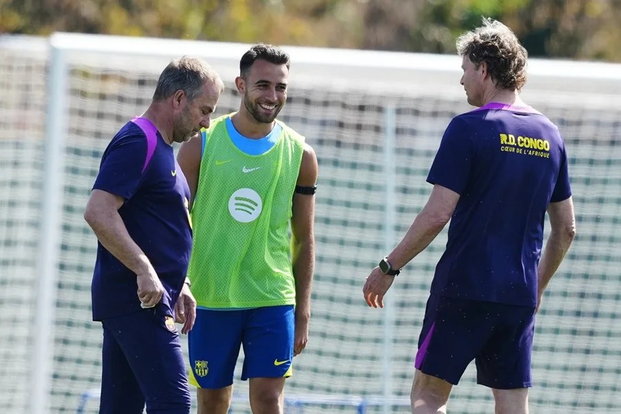 Hansi Flick (i) y Eric García (c), durante el entrenamiento que realiza la plantilla barcelonista en la Ciudad Deportiva Joan Gamper