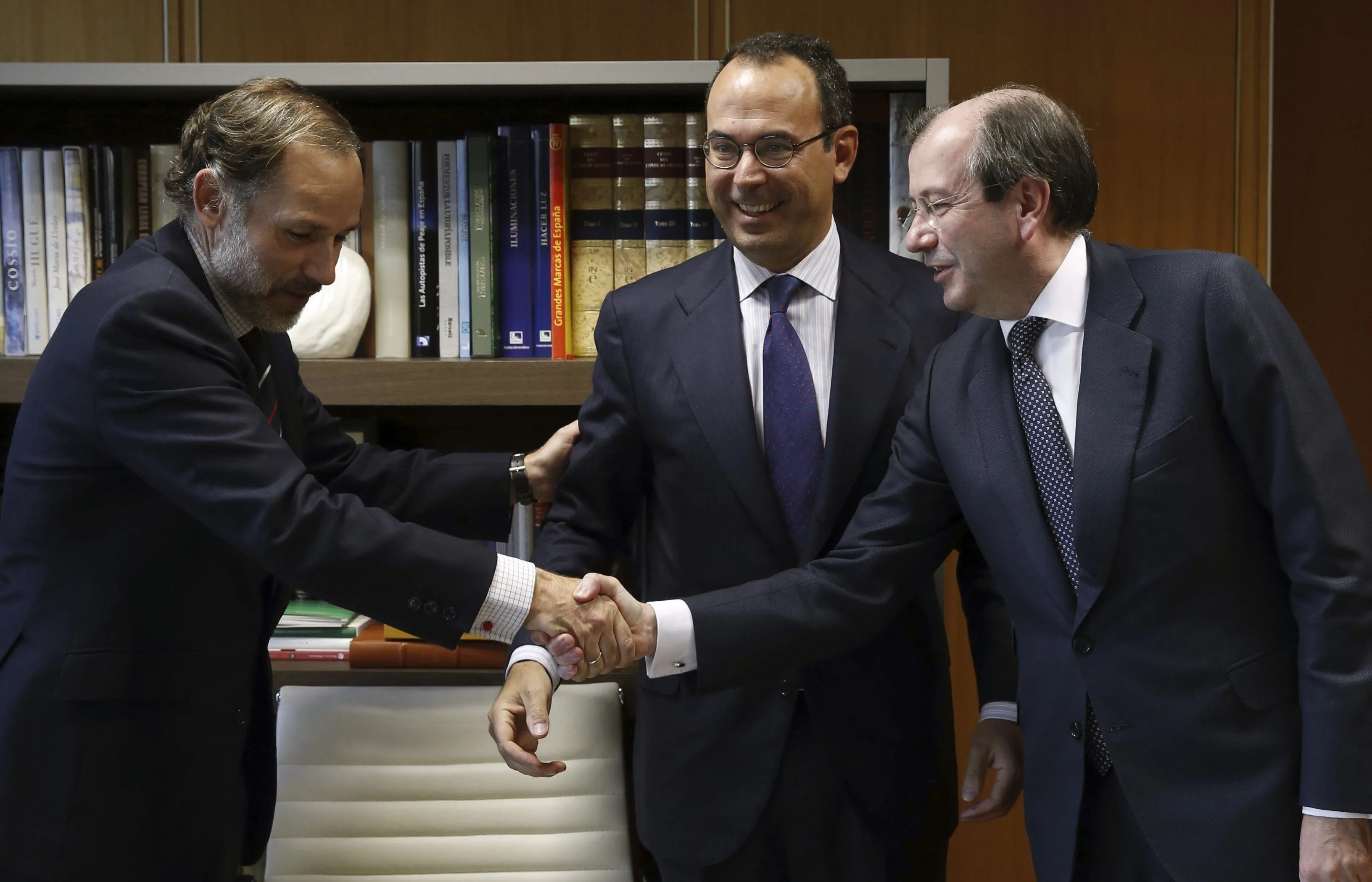 El presidente ejecutivo de Garrigues, Fernando Vives Ruiz (d), en una foto de 2014. EFE/Kiko Huesca