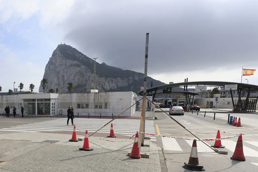 Dos personas salen de Gibraltar