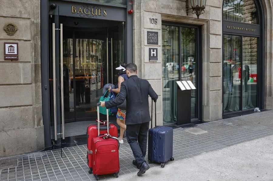 Imagen de la entrada a un hotel