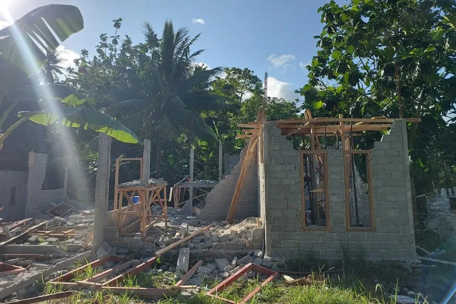Fotografía que muestra una edificación afectada tras un terremoto este jueves, en la isla de Ternate (Indonesia)