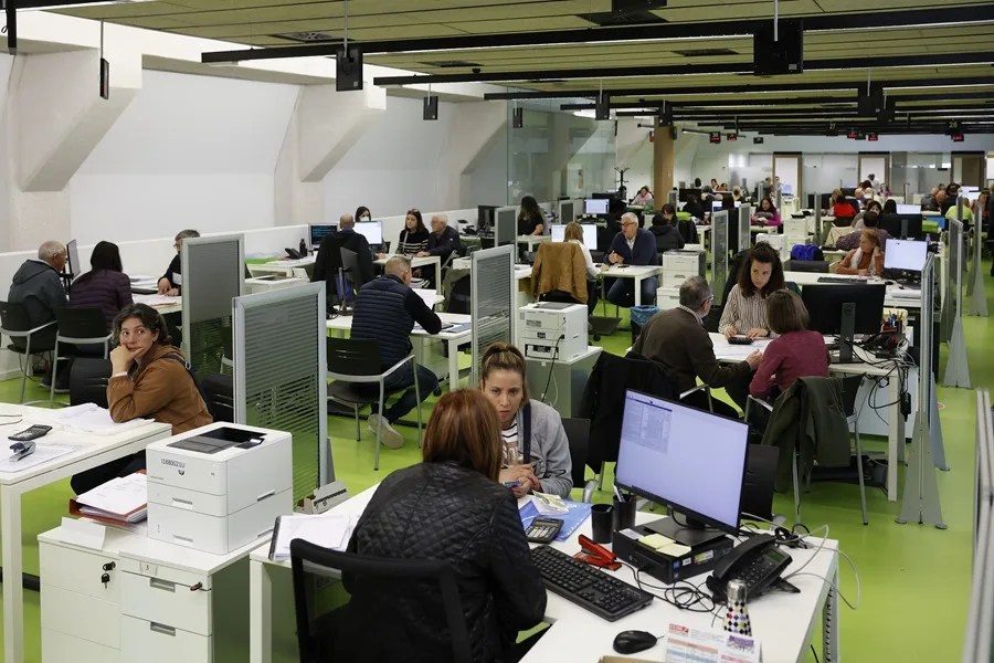 Funcionarios en sus puestos de trabajo.