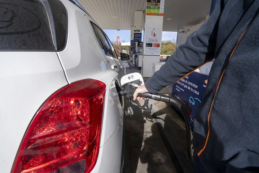 Un hombre reposta en una gasolinera en Teruel