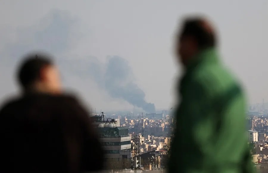 Se observa humo tras un ataque aéreo en el centro de Teherán,