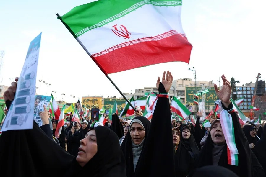 Ciudadanos iraníes participan en una manifestación para mostrar su apoyo y solidaridad con el nuevo líder supremo iraní