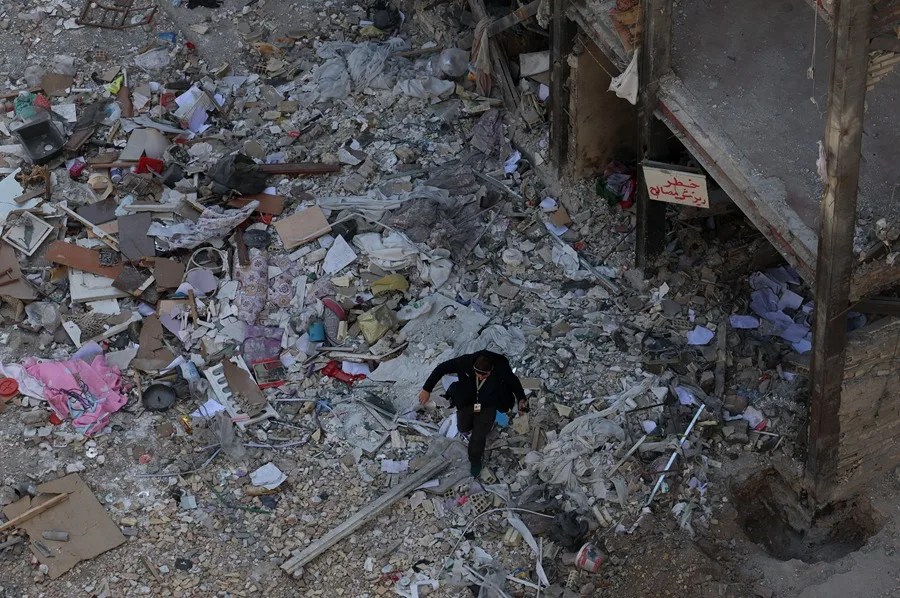 Un miembro de los medios de comunicación trabaja en el lugar de los edificios residenciales destruidos por los ataques aéreos estadounidenses e israelíes en el complejo residencial Shahid Broujerdi, al sur de Teherá