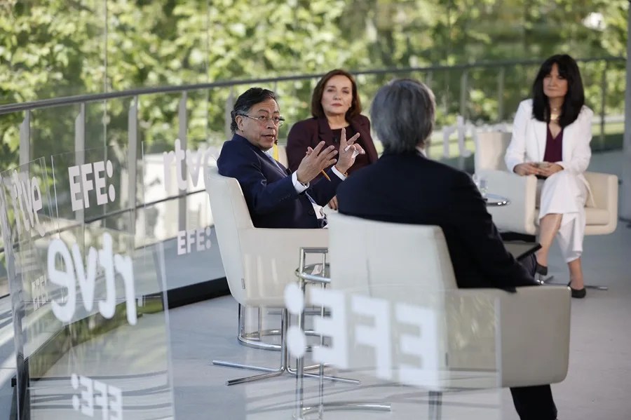 El presidente Colombia, Gustavo Petro (i), durante la segunda entrega de 'Los Desayunos' de RTVE y la Agencia EFE celebrado en Barcelona este viernes.