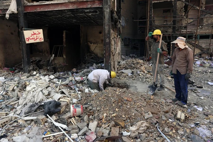 edificios residenciales destruidos por los ataques aéreos estadounidenses e israelíes en el complejo residencial Shahid Broujerdi, al sur de Teherán