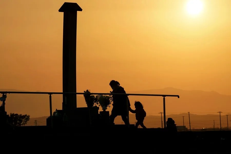 Una madre y una niña caminan
