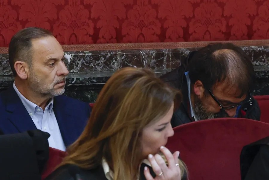 El exministro José Luis Ábalos (i) en el banquillo de los acusados este martes en el primer día del juicio contra él, contra su exasesor Koldo García (d) y contra el empresario Víctor de Aldama en el Tribunal Supremo.