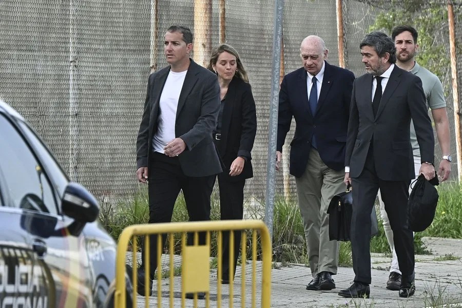 El exministro de Interior español, Jorge Fernández Díaz (C), llega a la Audiencia Nacional