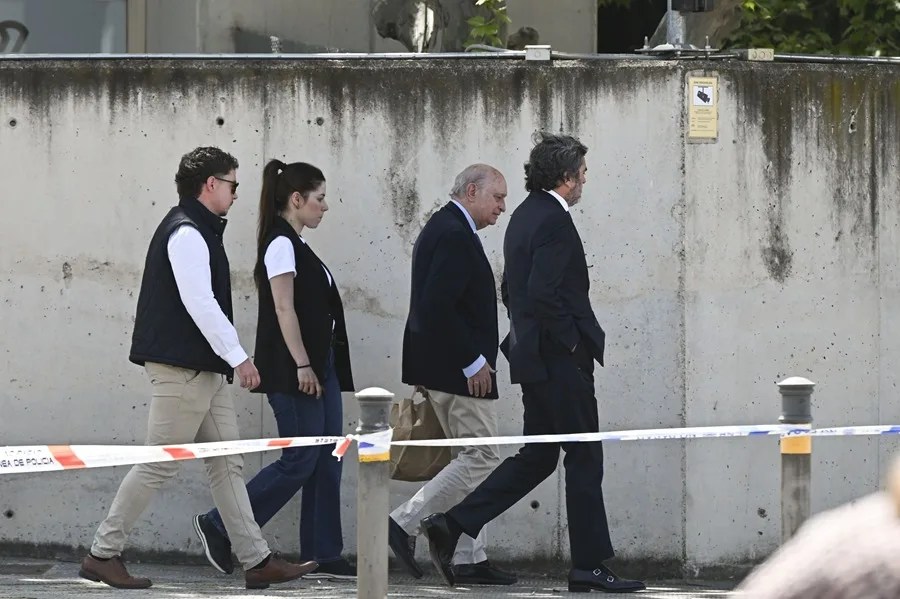El exministro Jorge Fernández Díaz (2d), uno de los acusados, a su salida de la Audiencia Nacional, este lunes.