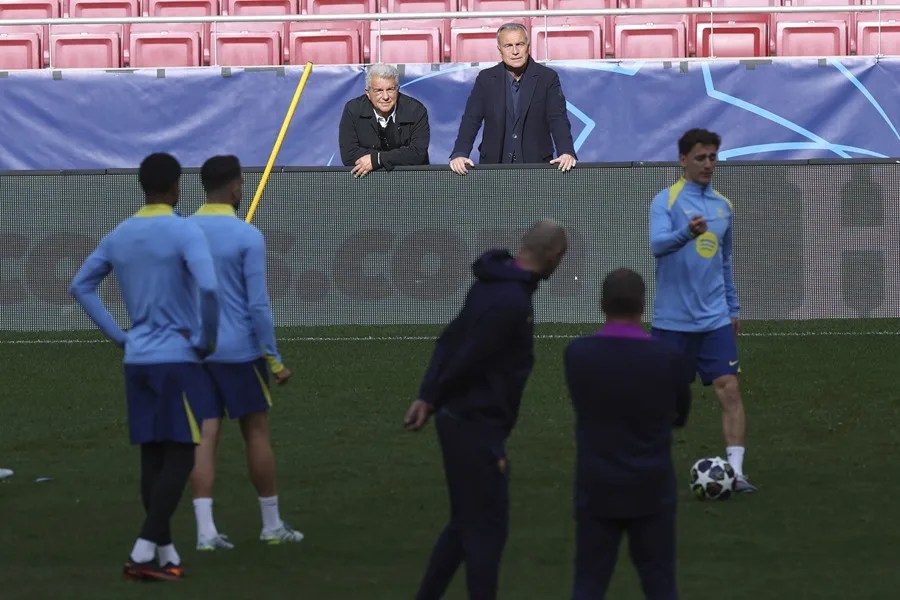 El presidente del Barcelona, Joan Laporta (izda detrás), asiste a un entrenamiento del equipo