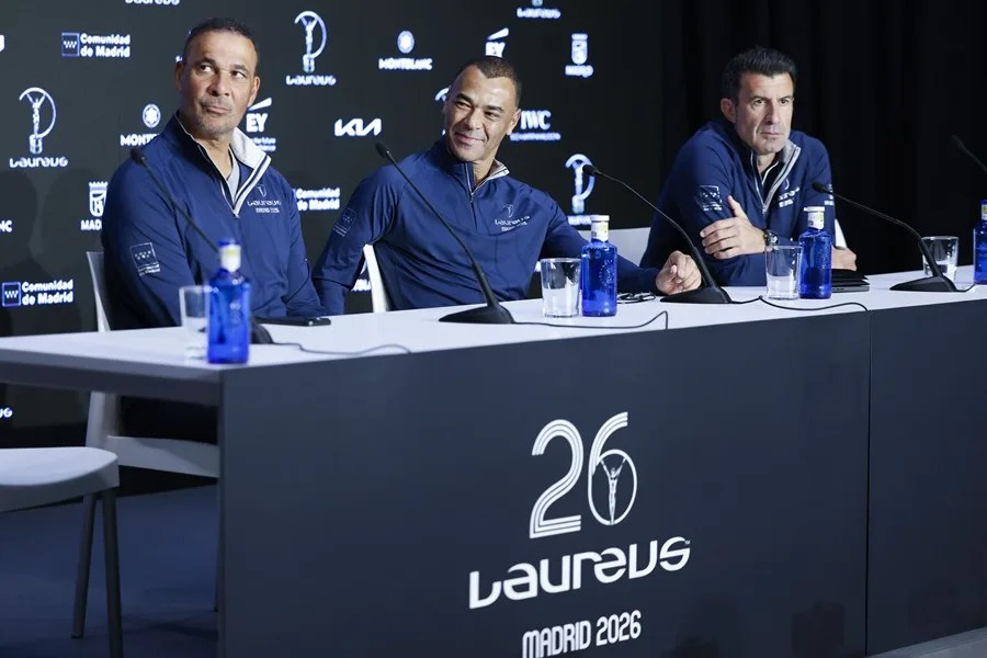 Ruud Gullit (i), Cafú (c) y Luis Figo (d) dan una rueda de prensa de cara a la ceremonia de entrega de los Premios Laureus, este lunes.