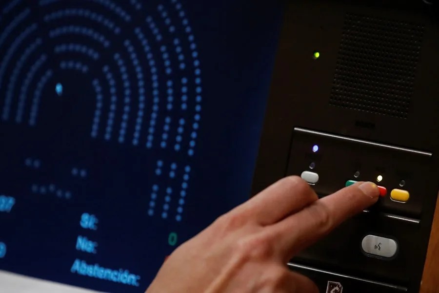 Detalle del panel con la botonera de votaciones de un escaño del Congreso.