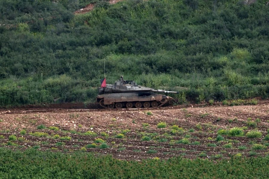 Un tanque israelí patrulla a lo largo de la frontera israelí con Líbano