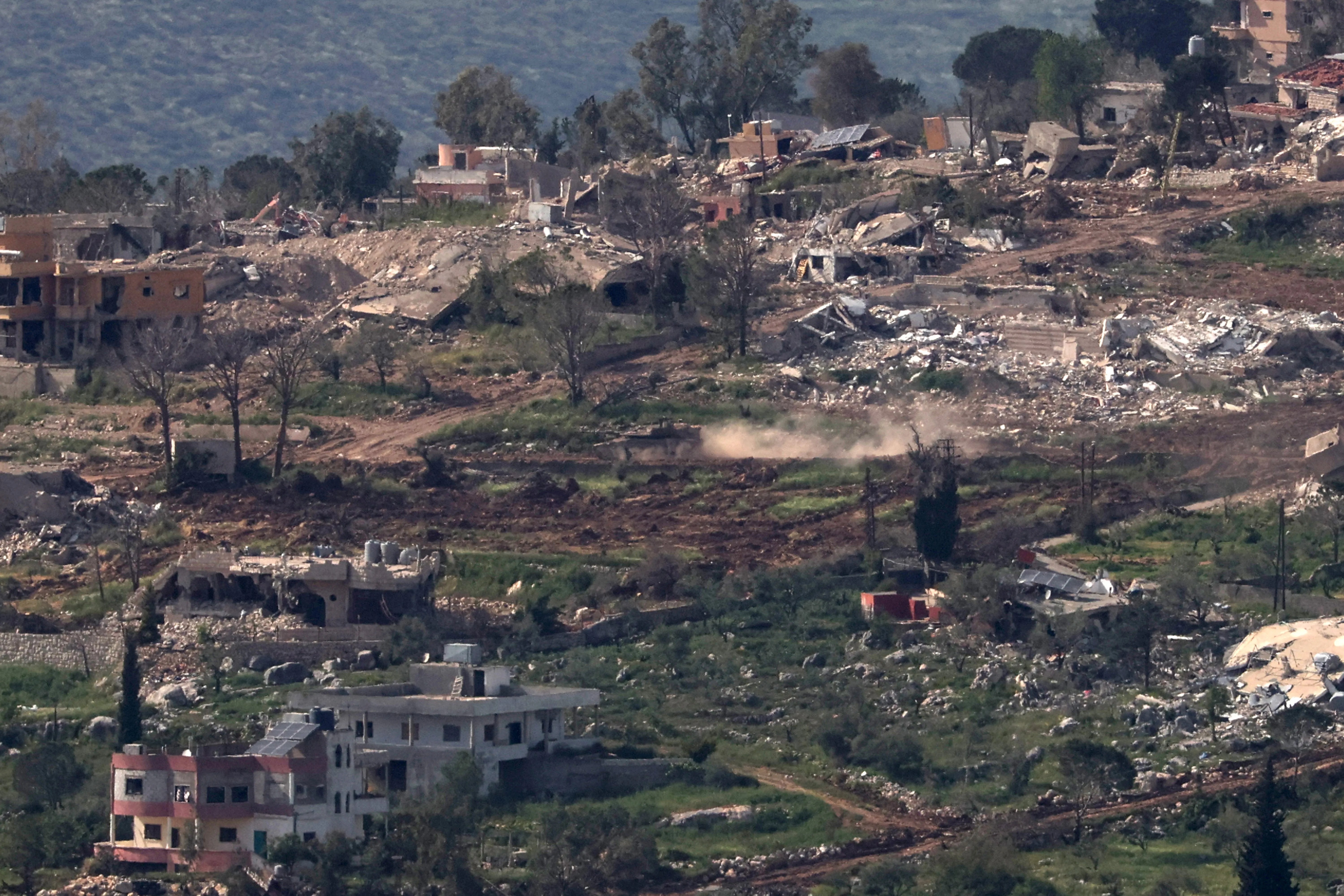 Vehículos militares israelíes maniobran en el lado libanés de la frontera.