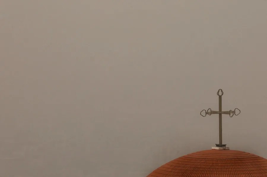 La niebla cubre la cúpula de la iglesia en Baabda, al sureste de Beirut